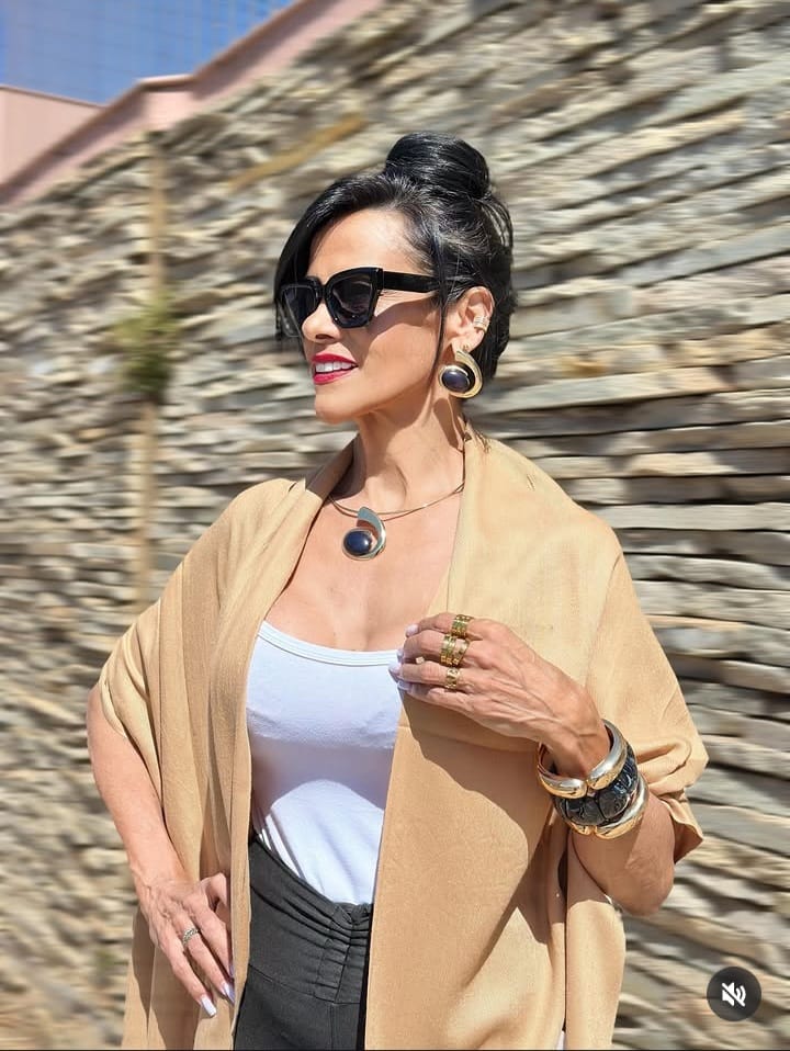 Mulher usando acessórios em uma composição elegante