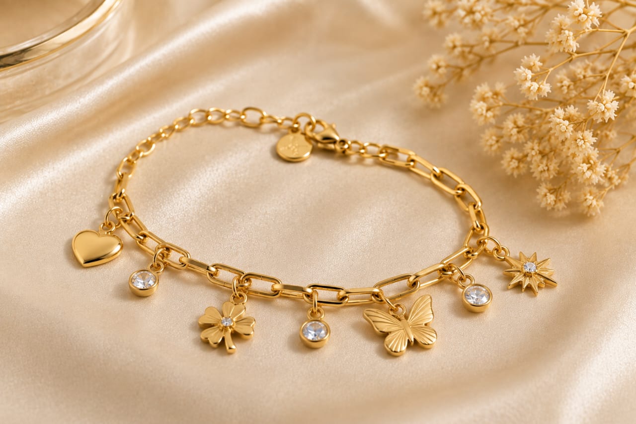 Pulseira dourada com pingentes de coração, flor, borboleta e estrela