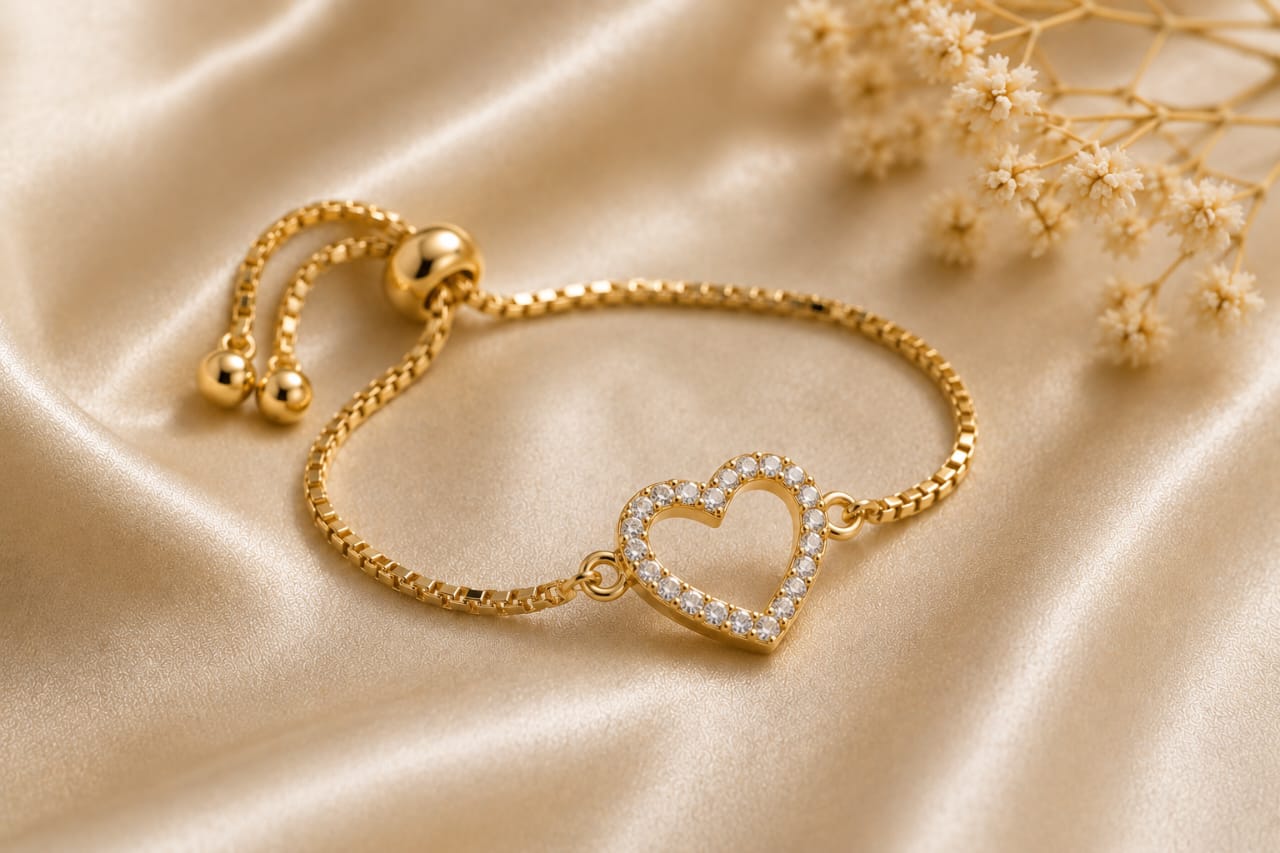Pulseira dourada ajustável com coração e pedras brilhantes