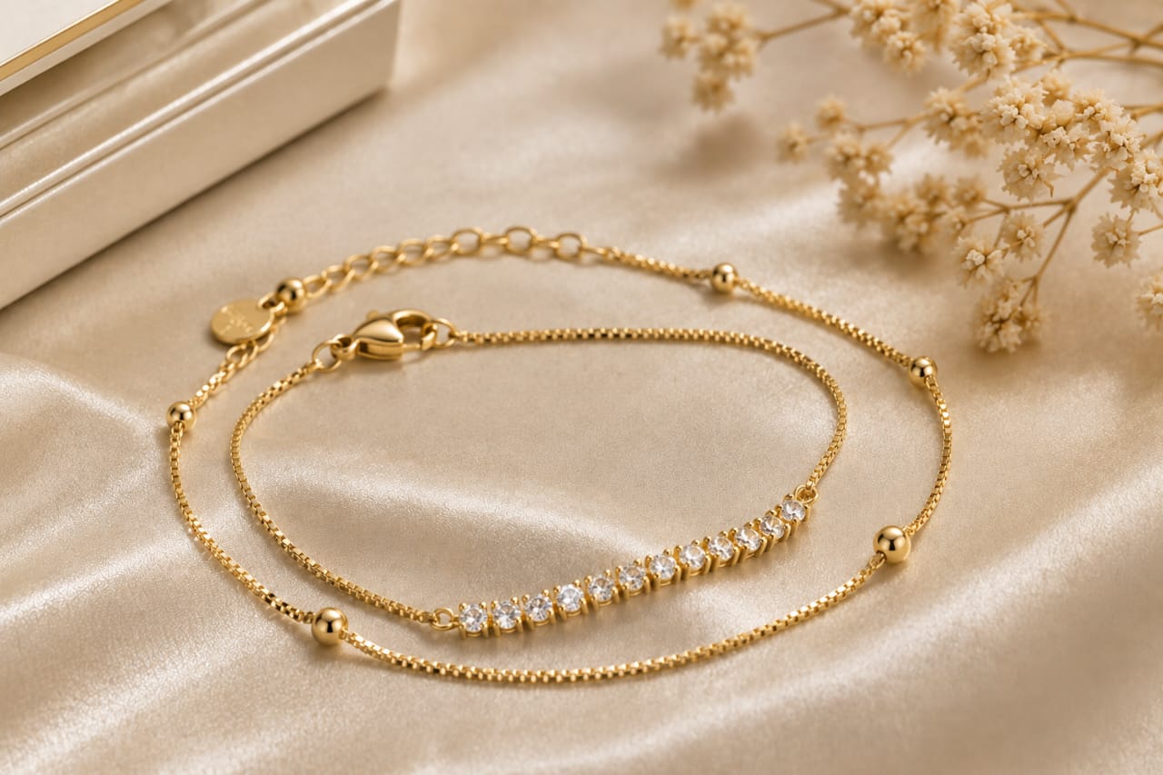 Pulseiras douradas delicadas com pedras brilhantes